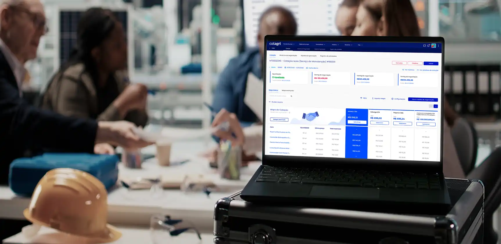 Plataforma Cotagri exibida em notebook durante reunião de equipe, destacando funcionalidades de gestão de cotações e negociações inteligentes
